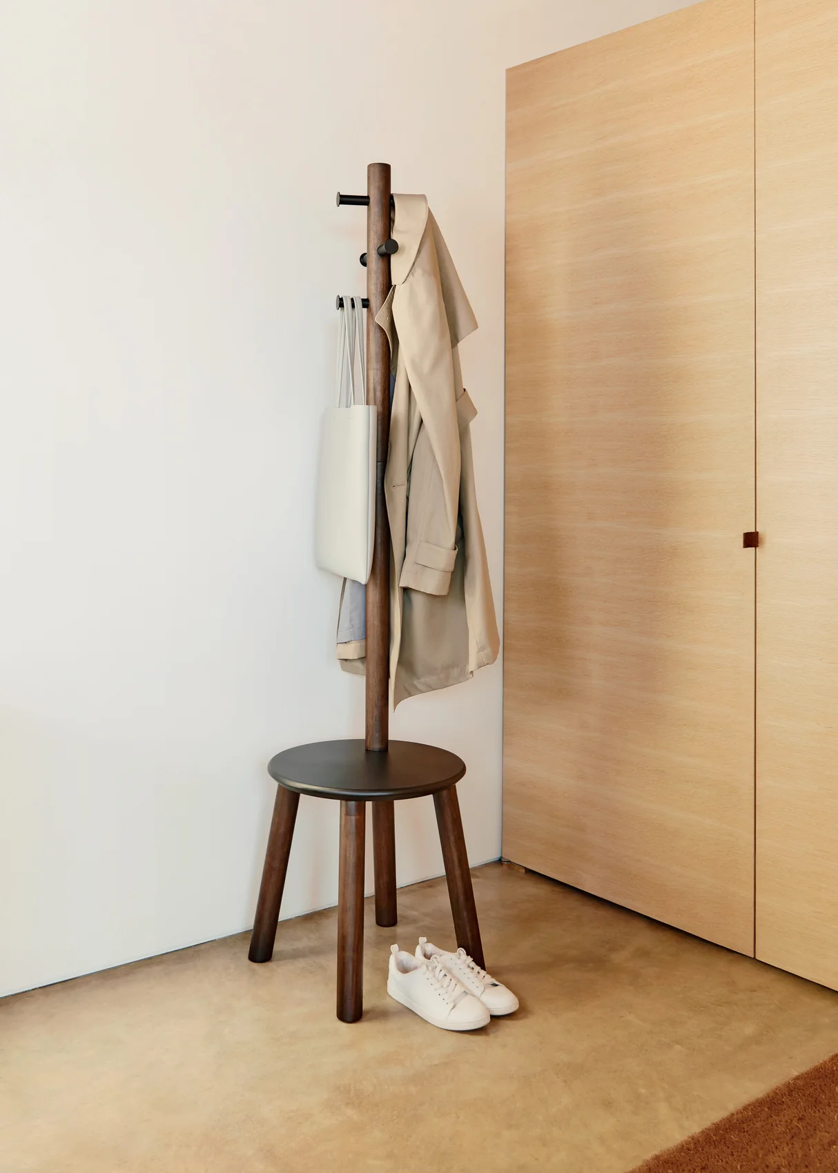 VEŠALICA ZA KAPUTE SA STOLICOM – Stool and Coat Rack PILLAR - Slika 3